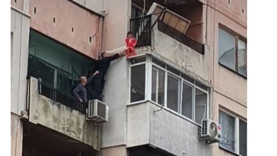 Родителите на детето, увиснало от балкон на блок, са задържани