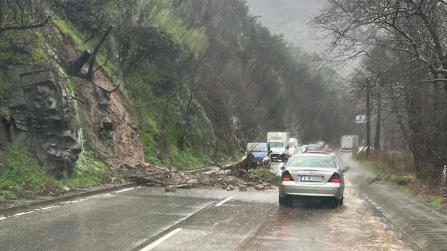 Повече от 10 са свлачищата на пътя Асеновград–Смолян