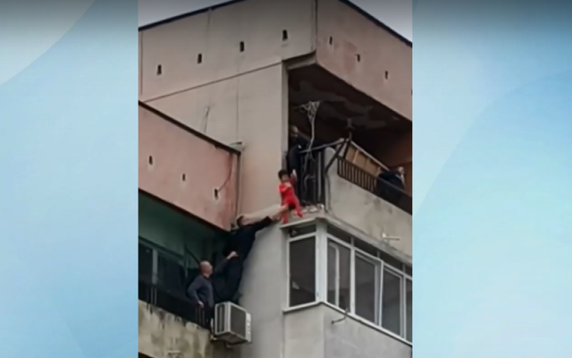 Родителите на детето, увиснало от 8-ия етаж в Ямбол: Ще се борим за тях, съжаляваме