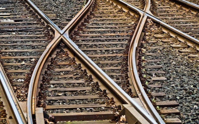 Влак удари паднали скали и дерайлира край Трявна, има пострадали