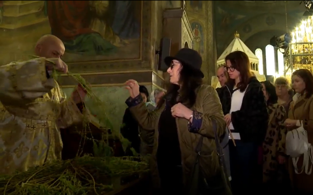 На Цветница: Опашки пред църквите за осветени върбови клонки, молитви за здраве и светлина в душите