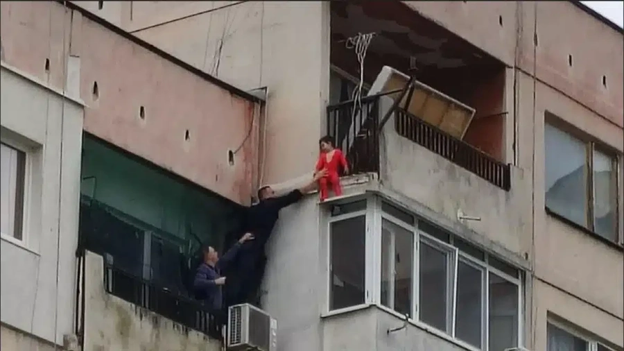 След драмата в Ямбол: спасеното дете може да бъде събрано със сестра си