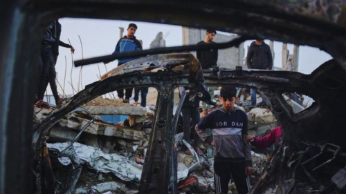 Израелски удар уби 10 души край училище в Газа, СЗО спря евакуациите