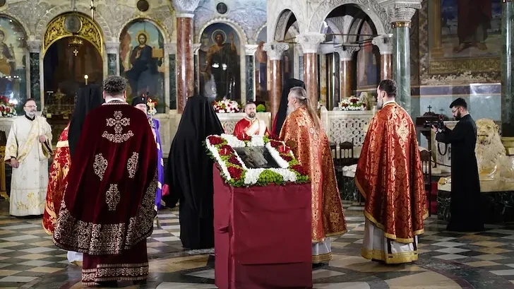 Свещеници изнасят кръста от олтара на Велики четвъртък