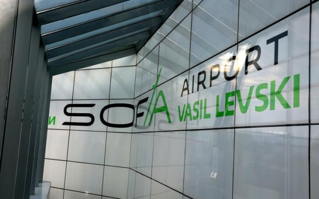 Летище „Васил Левски“ ще дезинфекцира обувките на пътниците