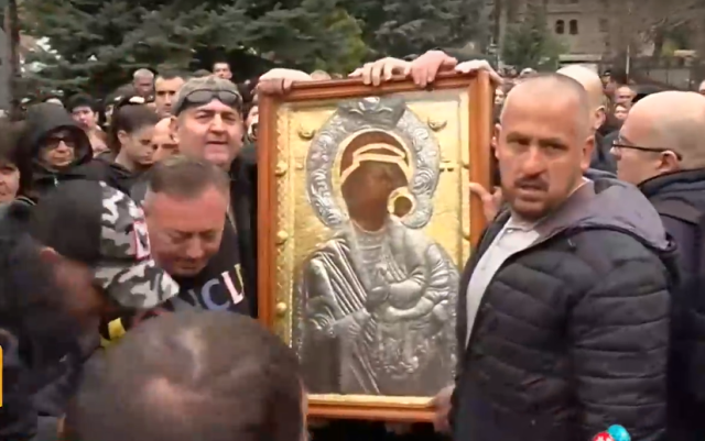 Литийно шествие с чудотворната икона на Св. Богородица от Бачковския манастир