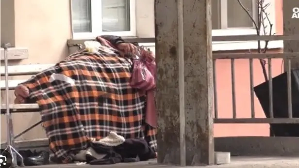 След два дни на пейката пред спешното във Враца: Бездомен мъж е приет за лечение