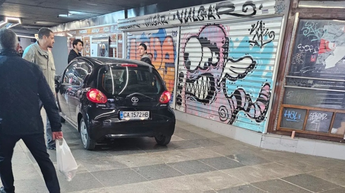 Празен автомобил се хлъзна по стълбите на оживен подлез в София