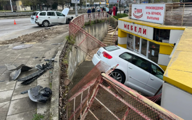 Тежка катастрофа в Шумен - амтомобил връхлетя в магазин, трима са пострадали