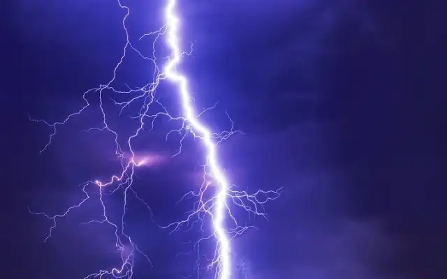 Мълния уби турист на връх Ком, рани друг