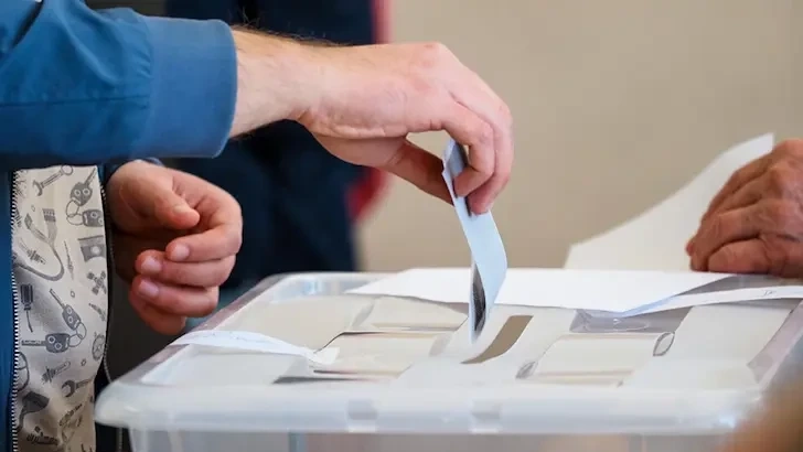 Гласовете от чужбина: При обработени над 90% от протоколите ГЕРБ се срива до шесто място