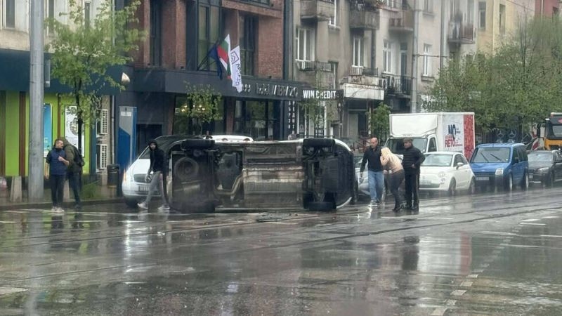 Линейка се обърна в София, виновният за катастрофата шофьор избяга
