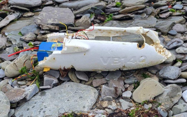 Морето изхвърли част от украински дрон с взривно вещество на плаж край Елените