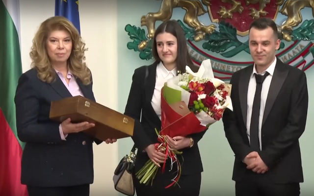 Навръх Гергьовден: Доброволци в гвардейски отряд се сгодиха пред президента в Гербовата зала
