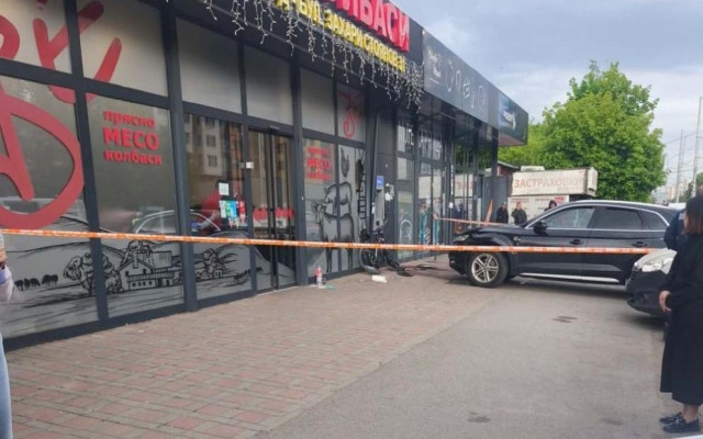 Кола помете двама души до банкомат в София