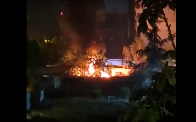 Камион и лек автомобил изгоряха при пожар във Варна
