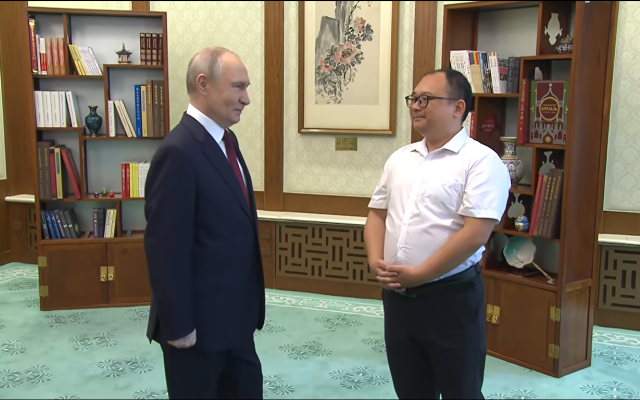 Емоционално 26 г. по-късно: Путин се срещна в Пекин с китайско момче от култова архивна снимка (ВИДЕО, ФОТО)