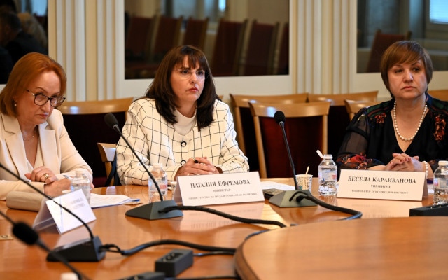 Министър Ефремова: Социалните плащания са гарантирани и ще бъдат изплатени навреме