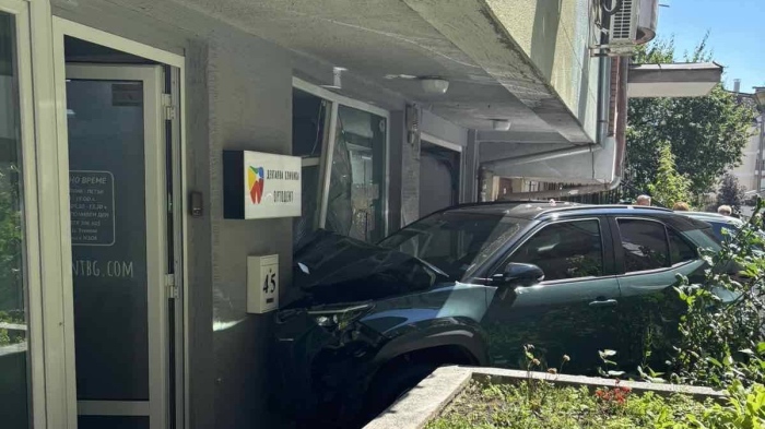 Кола се вряза в дентален кабинет в София