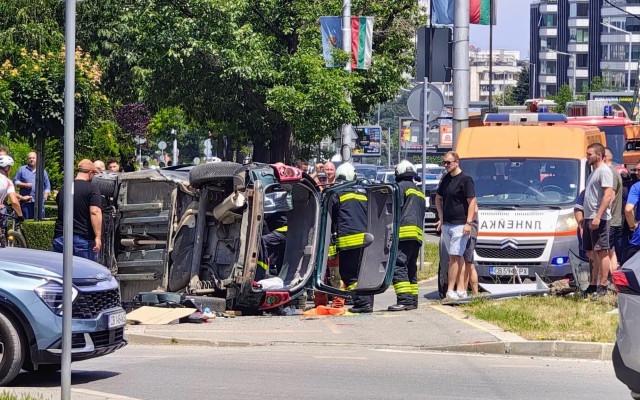 Катастрофа в София завърши с преобърната кола