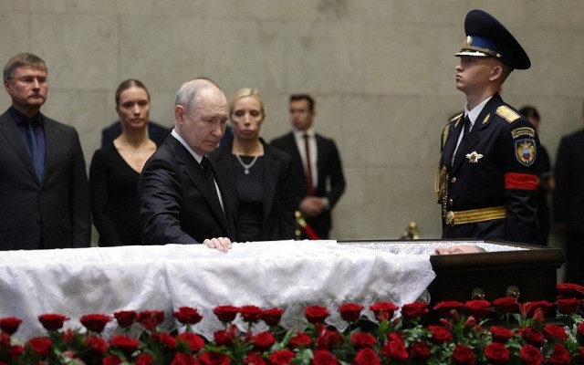 Путин се сбогува с бившия министър на отбраната Сергей Иванов на траурна церемония в Москва (СНИМКИ)