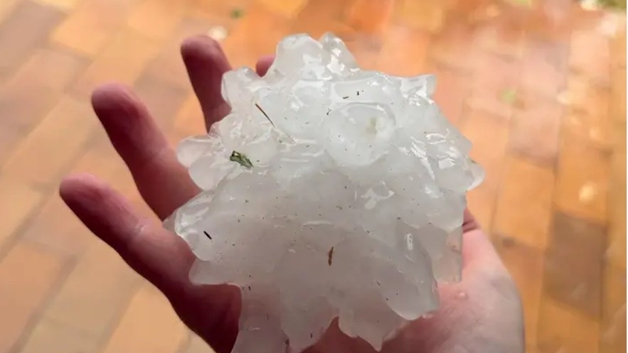 Градушка с размерите на длан удари Франция