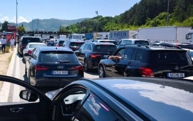По пътя към мечтаната почивка в Гърция: 100 км без вода и тоалетна