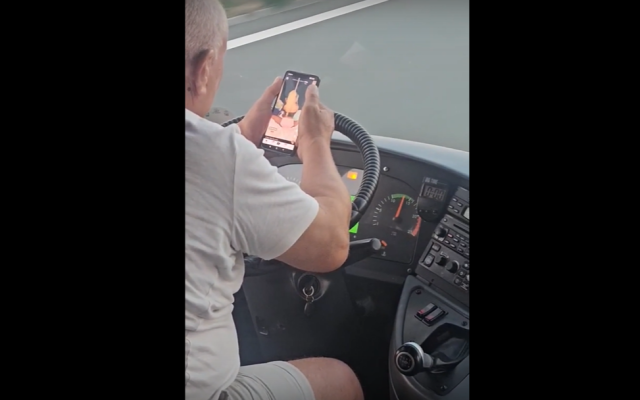 Уволниха шофьор на автобус, зазяпал се в TikTok зад волана