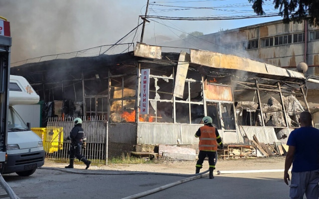 Голям пожар в складове и производствени цехове в Свищов