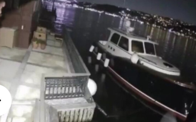 Туристически кораб се удари в историческа вила на Босфора
