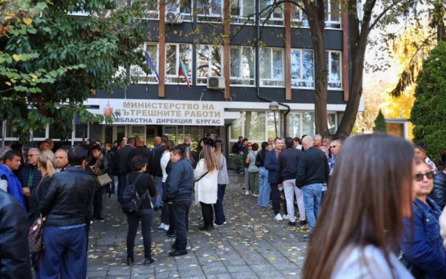 Протест в Бургас след акцията на ГДБОП в Сунгурларе, сред задържаните е и кметът
