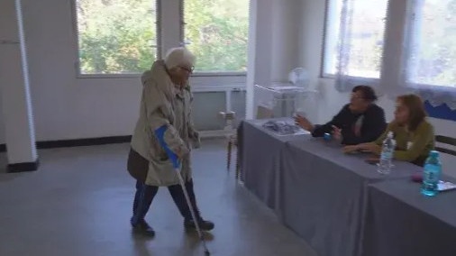 90-годишна жена гласува с машина за първи път