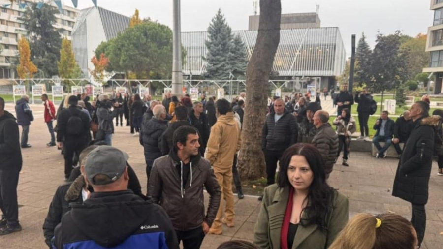 Граждани и членове на ДПС на протест преди съдебното заседание на кметовете на Белица и Сунгурларе